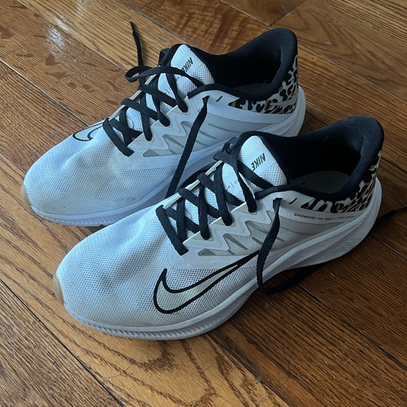 Size 9 Nikes. Barely worn!! - Picture 1 of 4